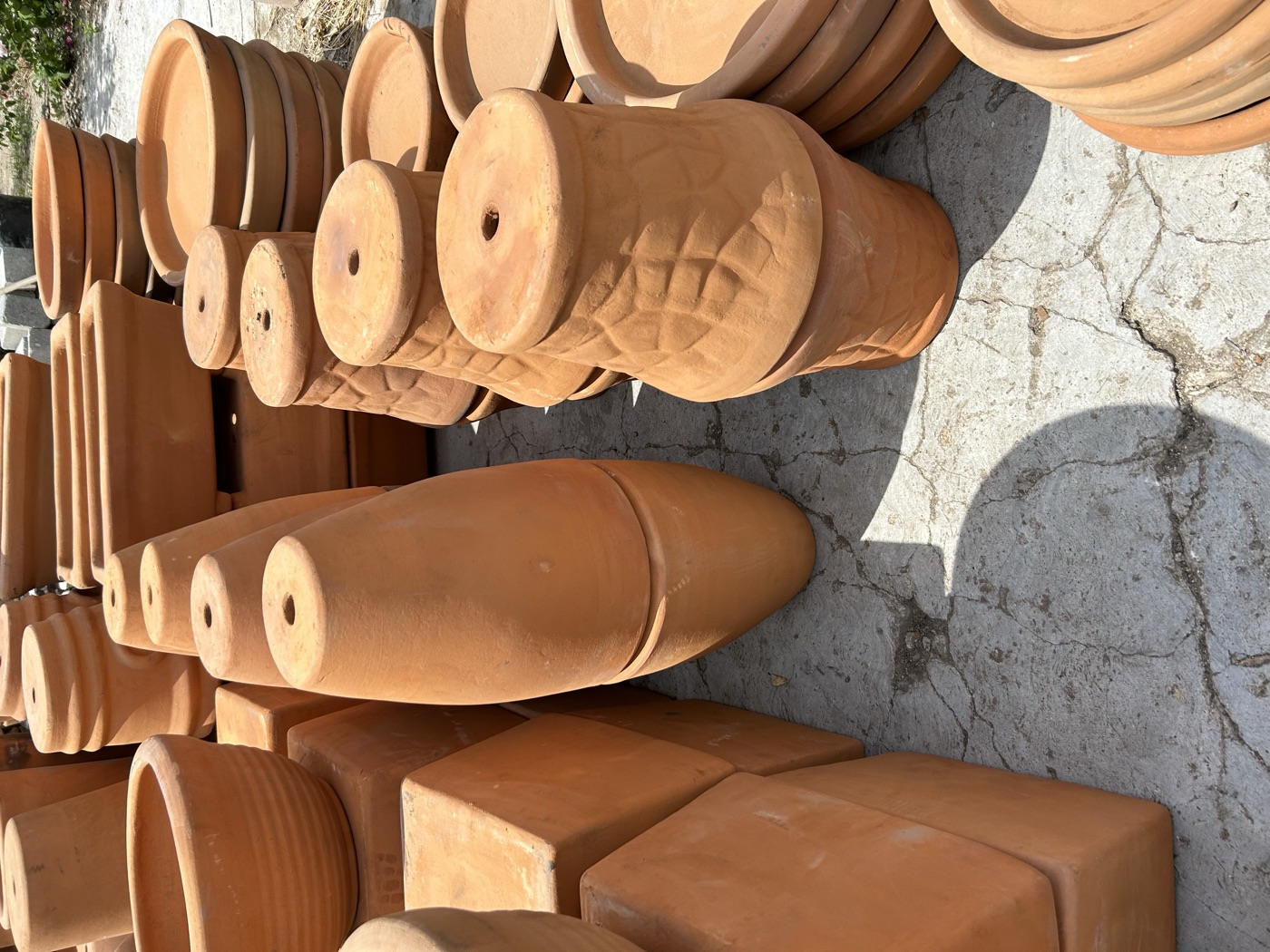 Macetas y ollas de barro de todos tamaños, hechas a mano, listas en el vivero