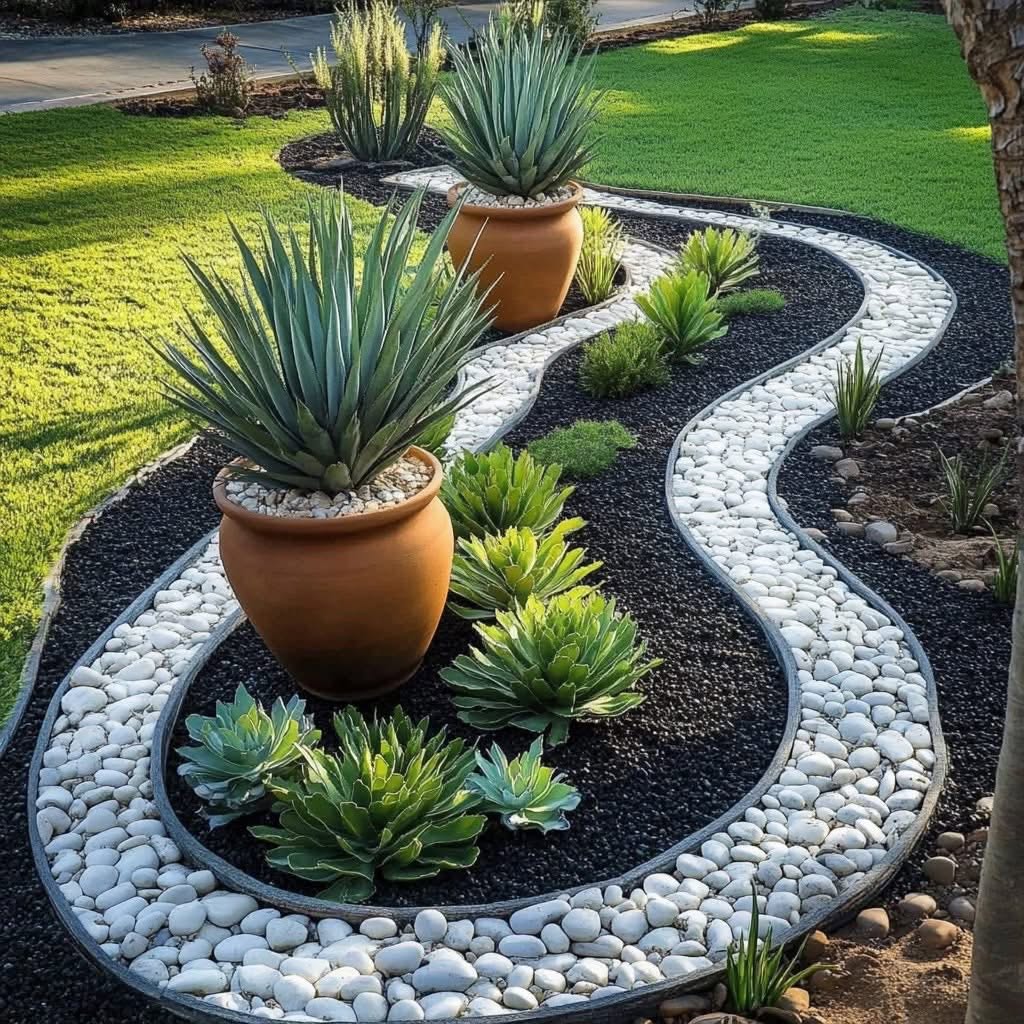 Jardín seco diseñado por El Edén: agaves en macetas de barro sobre grava blanca y negra